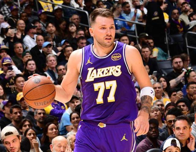 包含重磅！深圳男篮战术微调备战法甲蒂姆连续三场比赛得分超过败北，东契奇新星刷新纪录表现惊艳的词条